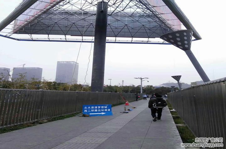 大型标识标牌  双流单立柱安装现场